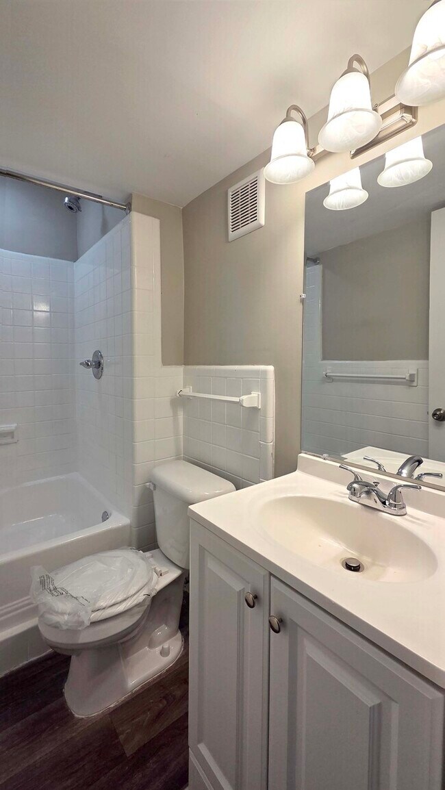 Foto del edificio - One Month Free! Classic 1 Bedroom Apartment in Historic Downtown College Park!