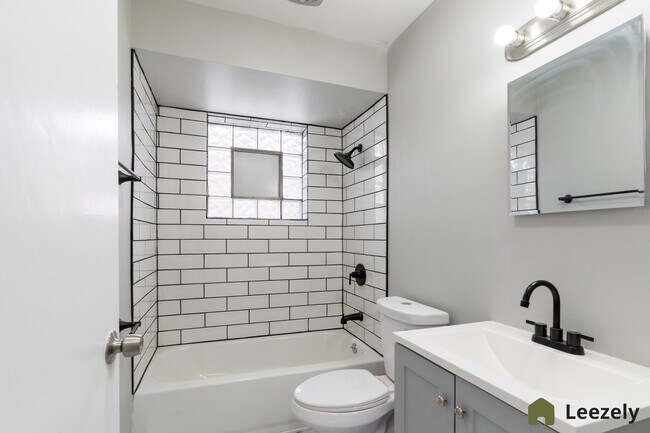 Foto del edificio - 2457 W 69th St