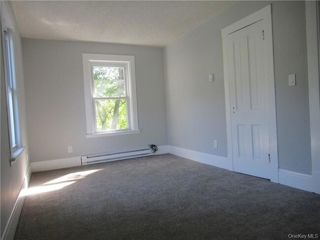 Building Photo - 25 Fairway Dr