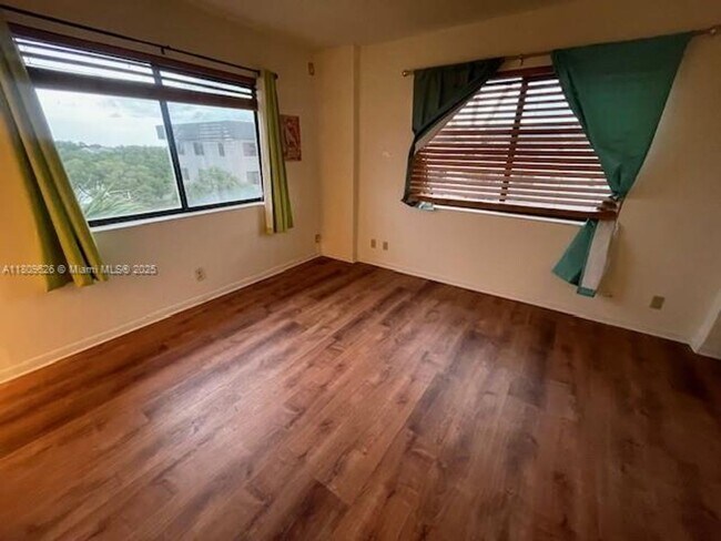 Foto del edificio - 8020 Hampton Blvd