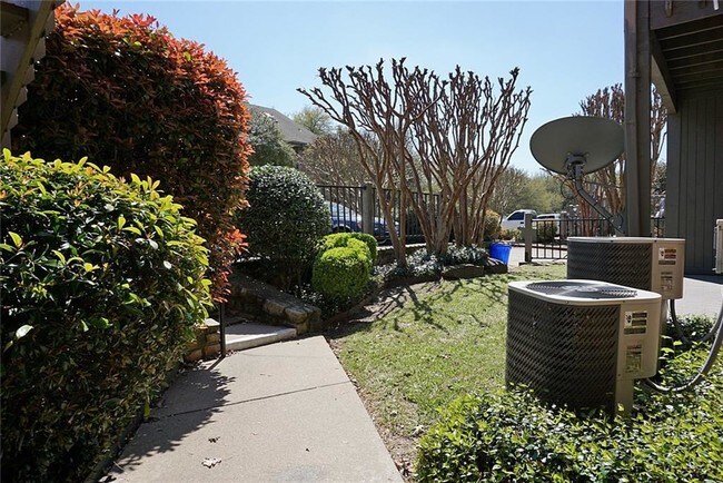 Building Photo - 1111 Signal Ridge Pl