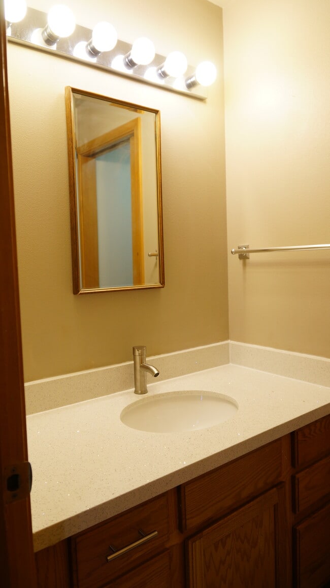 Building Photo - 1807 Larch Way