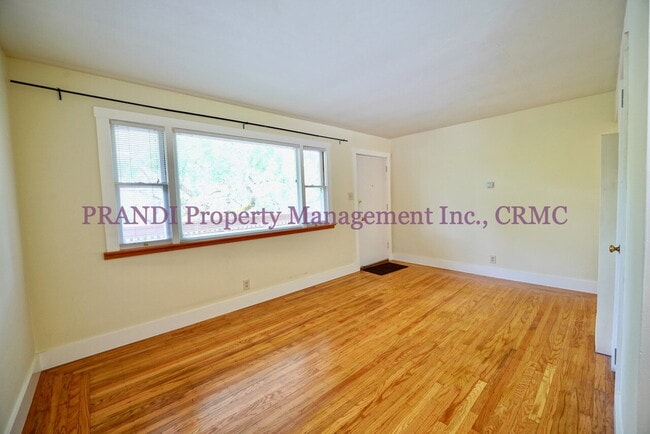 Foto del edificio - Modern End Unit Apartment in Downtown Novato
