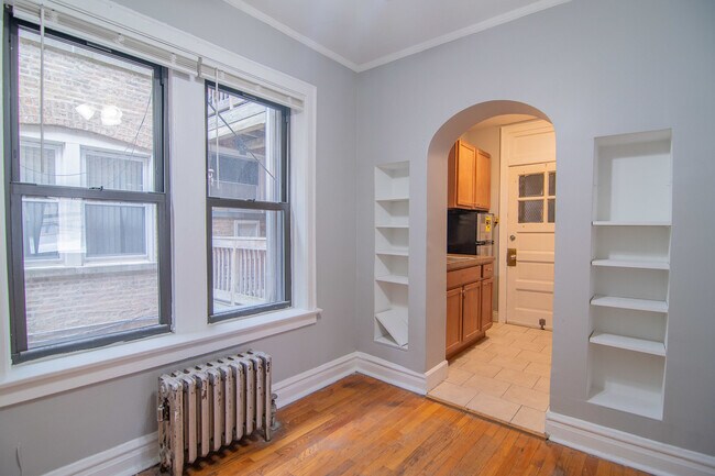 Building Photo - 1618 W Farwell Ave