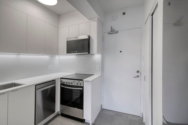 Building Photo - 3455 Aylmer