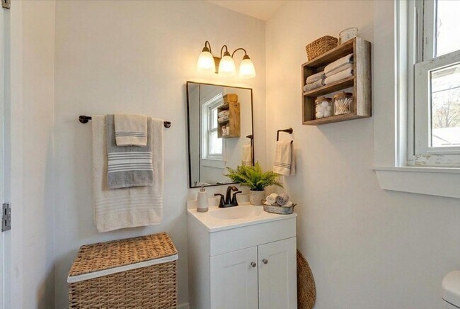 Foto del edificio - FULLY RENOVATED duplex in East Ridge!