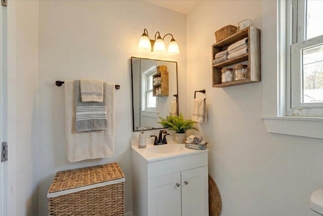 Building Photo - FULLY RENOVATED duplex in East Ridge!