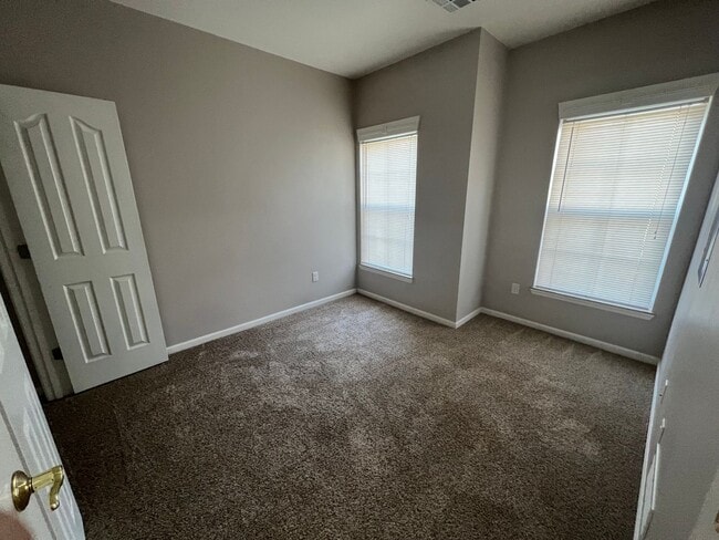 Foto del edificio - Pre-Leasing for 26/27 School Year