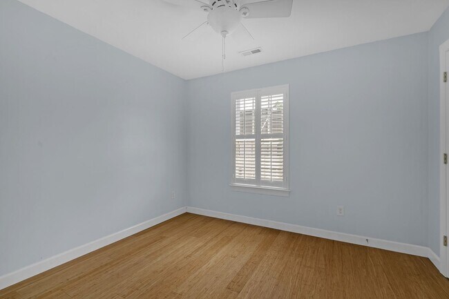 Foto del edificio - Contact Sabrina Thomas at 757-767-0767 for more information