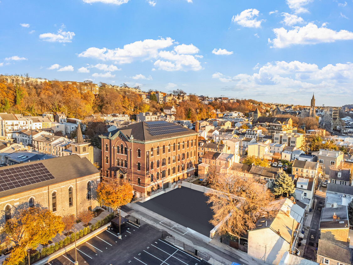 Foto principal - The Roe at Manayunk Apartments and Townhomes