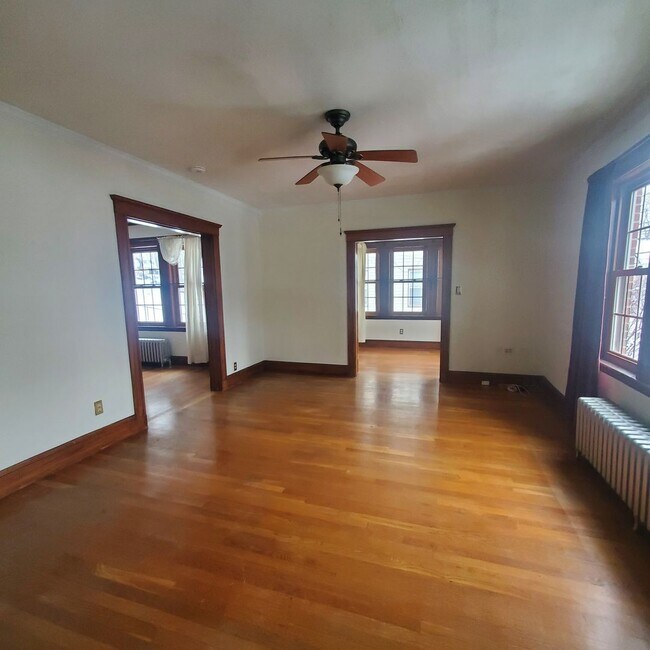 Foto del edificio - Charming Roslindale 2 Bd 1 Bath w Garage and Green Space