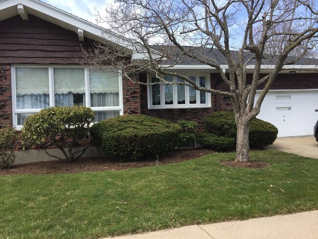 Building Photo - 20 Mossdale Rd