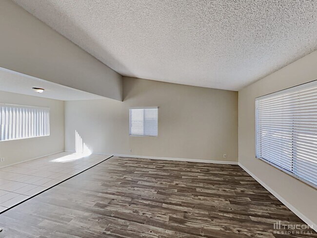Foto del edificio - 2343 Lone Pine Dr