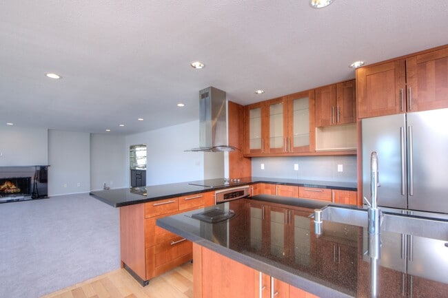 Building Photo - 8 Greenwood Cove Dr