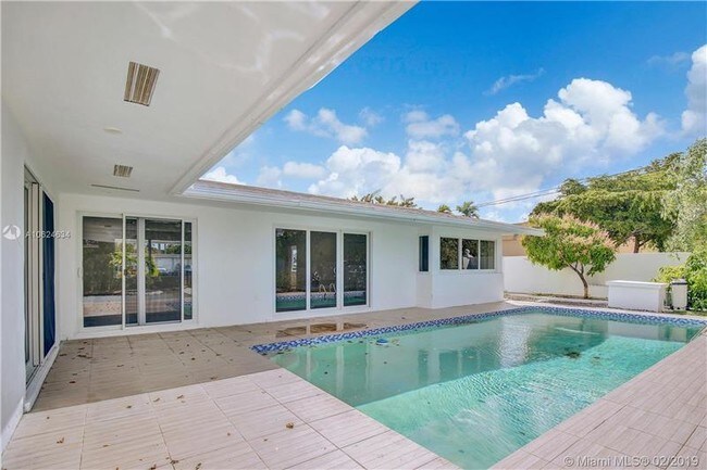 Building Photo - 1901 NE 185th Terrace