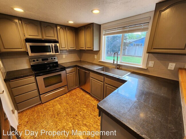 Building Photo - 3 br, 2 bath House - 961 W Newport