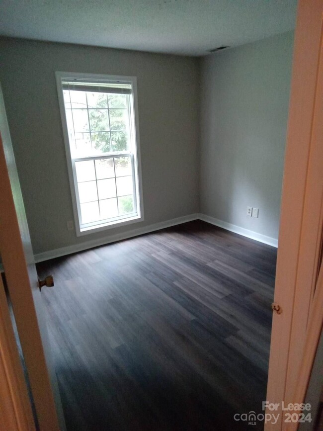 Building Photo - 6501 Farmstead Dr