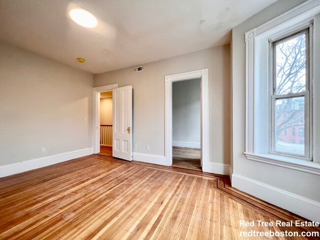Building Photo - 564 E 5th St