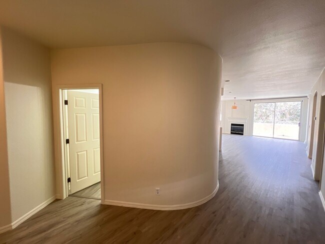 Foto del edificio - Summerlin Condo - Gated - Community Pool 1 Car Garage - 500 Off First Months Rent