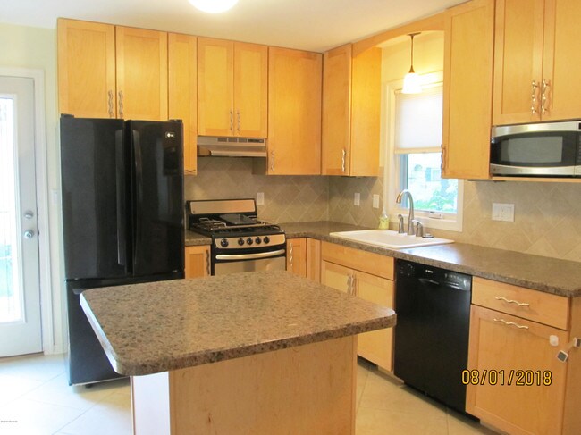 Building Photo - 1210 Vassar Dr