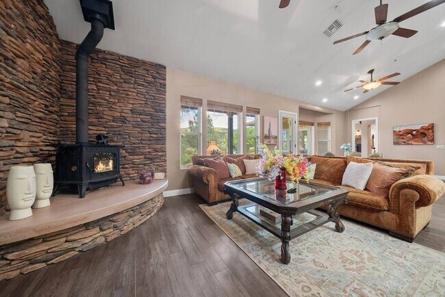 Foto del edificio - Furnished 4BR Mountain View Home with Garage