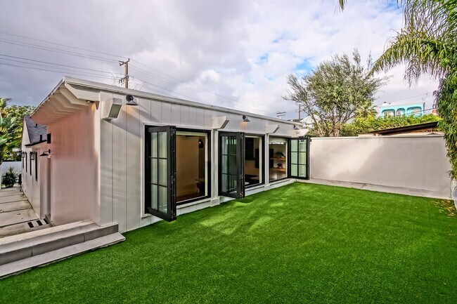 Foto del edificio - Completely Remodeled, Custom 3BR2BA Home w/ Spacious Floorplan, Amazing Indoor/Outdoor Space, Gat...