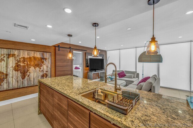Building Photo - 7601 E Treasure Dr