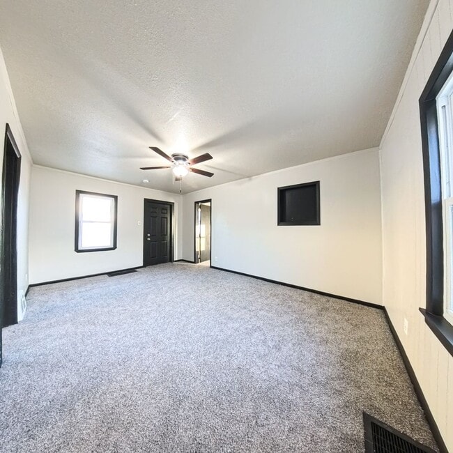 Building Photo - 2 Bedroom 1 Stall Garage East Side Home for Rent