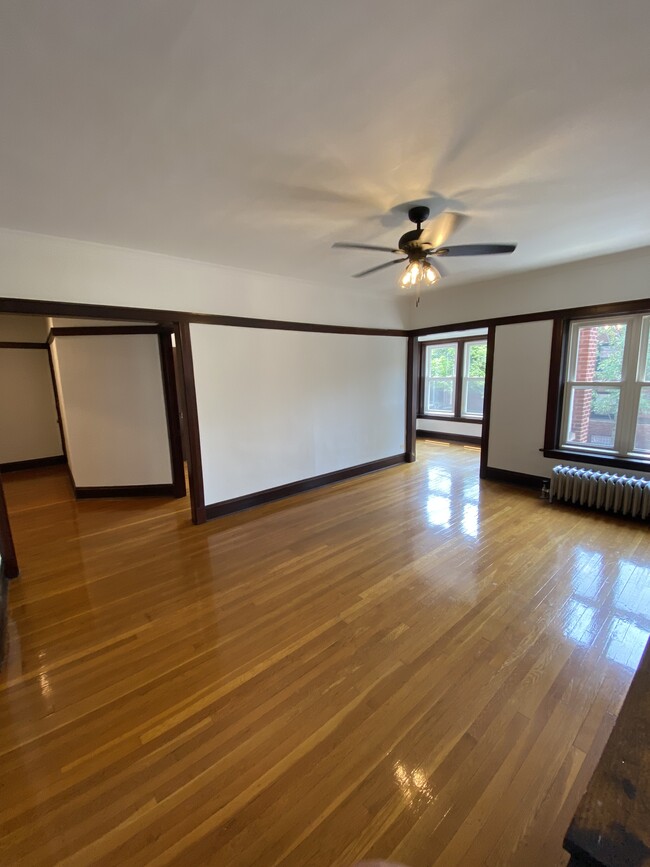 Living Room - 1410 W Berwyn Ave