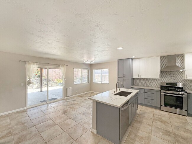 Foto del edificio - SD: Spacious 4BD/2BA Home in Mira Mesa with Large Backyard, 2-Car Garage & In-Unit Laundry