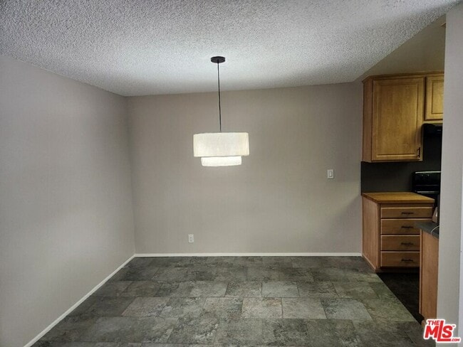 Building Photo - 117 S Doheny Dr