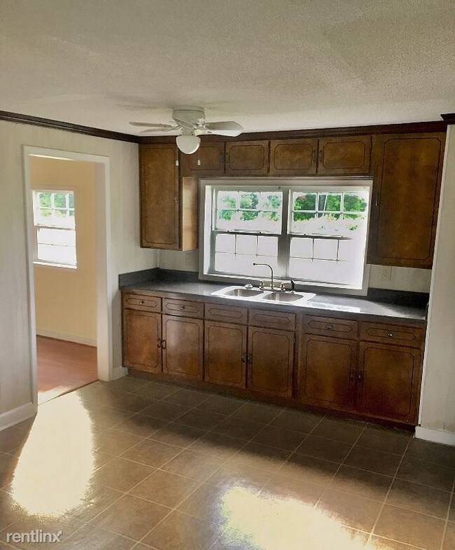 Building Photo - 2 br, 1 bath House - 1172 Evergreen Rd