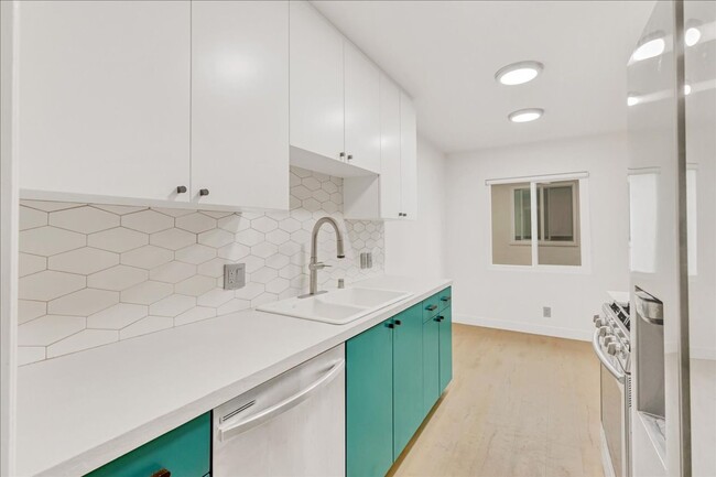 Building Photo - 1347 N Las Palmas Ave