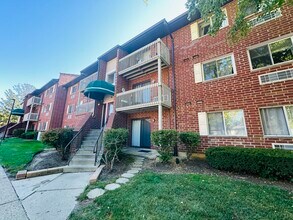 Building Photo - 920 N Lakeside Dr