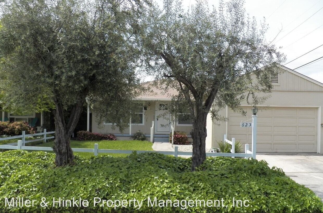 Foto principal - 3 br, 1 bath House - 623 N. Clover Avenue
