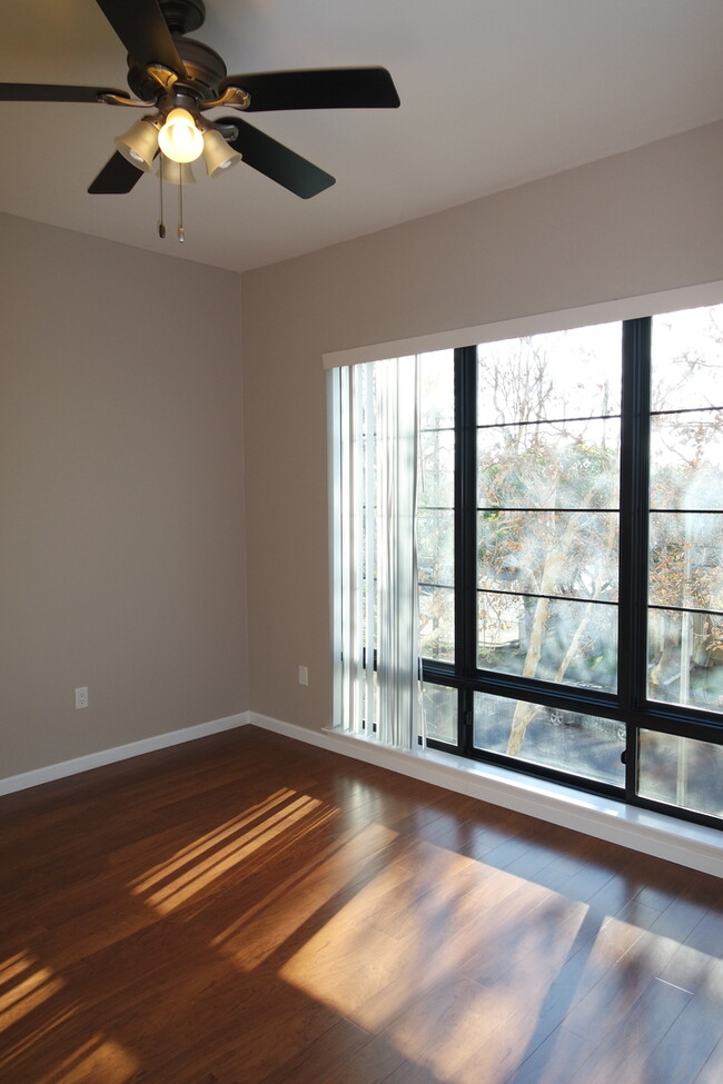 Building Photo - 1 Bedroom Condo at the Luxurious Brickyard...