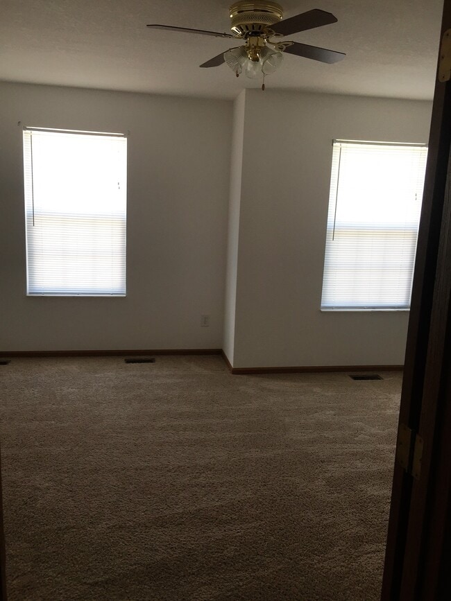 Building Photo - 13032 Valley Dr S