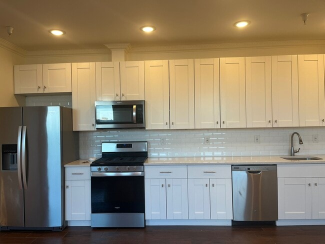 Foto del edificio - 373 Danforth Ave