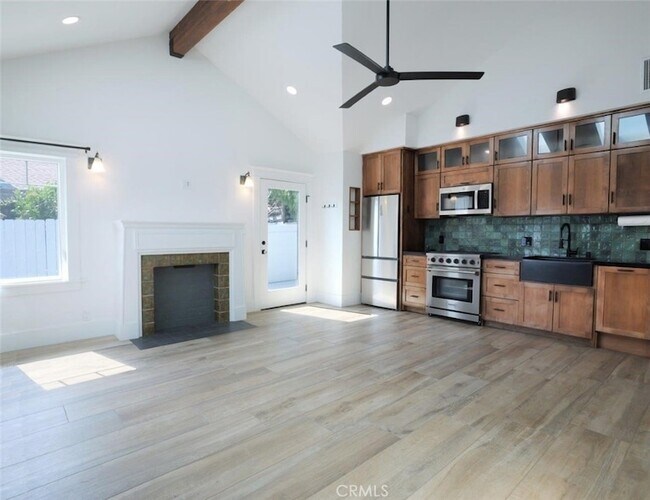 Building Photo - 446 W 40th St