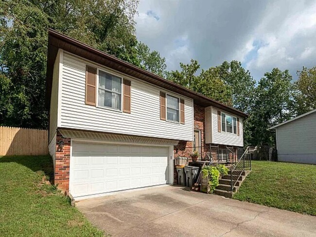 Building Photo - Three Bedroom Two Bathroom Home