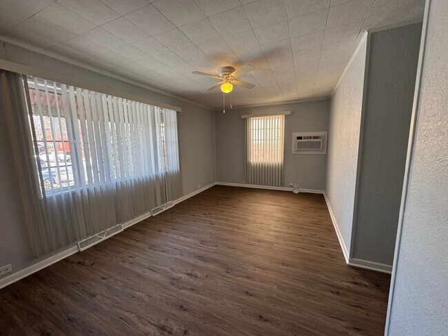 Foto del edificio - 4429 N Neenah Ave