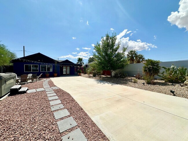 Foto del edificio - AVAILABLE NOW!! 3 BEDROOM 3 BATHROOM HOME IN JOSHUA TREE!