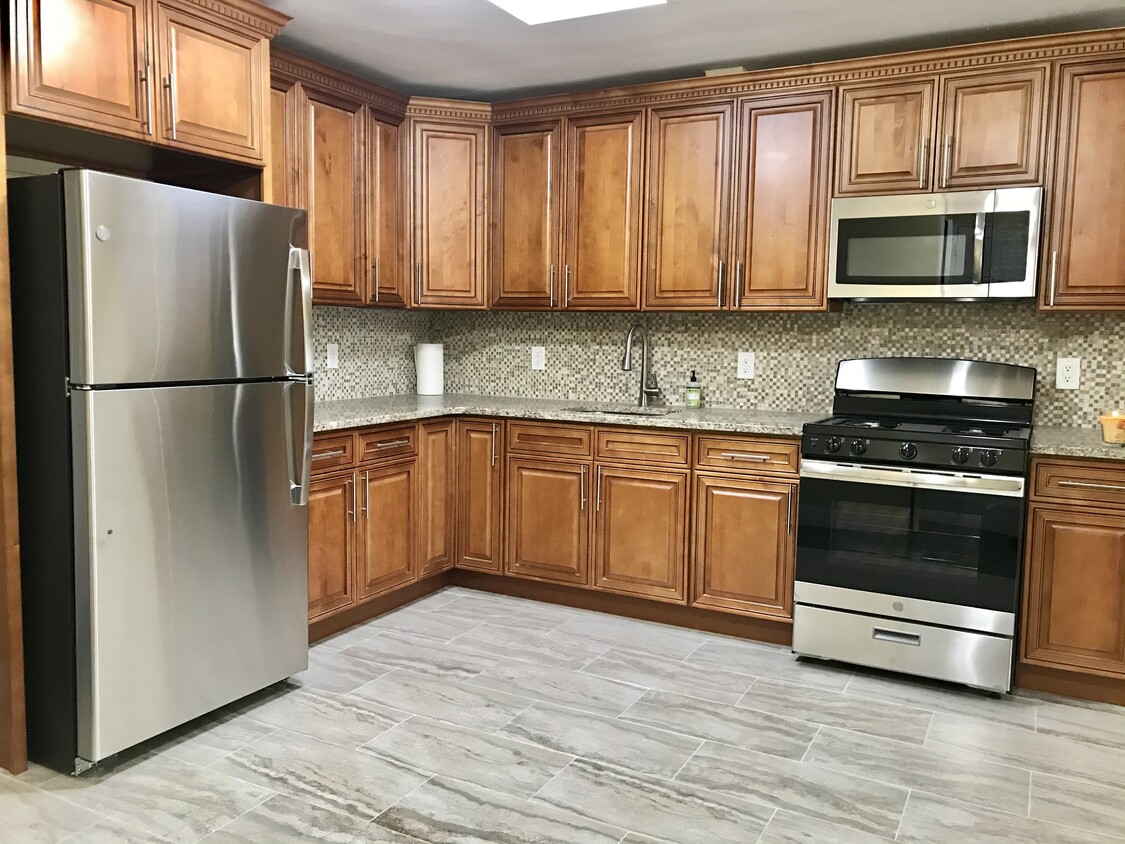 Kitchen w/skylight - 3014 Gunther Ave