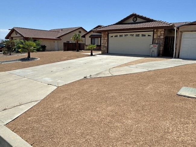 Building Photo - 13635 Elm St