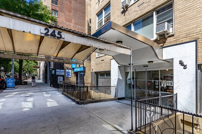 Entrada - 245 E 19th St