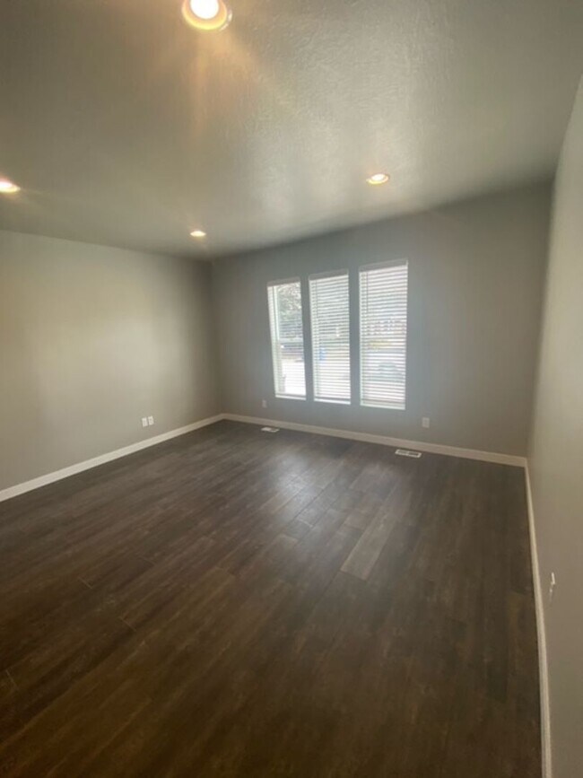 Foto del edificio - Beautiful Bountiful Townhome