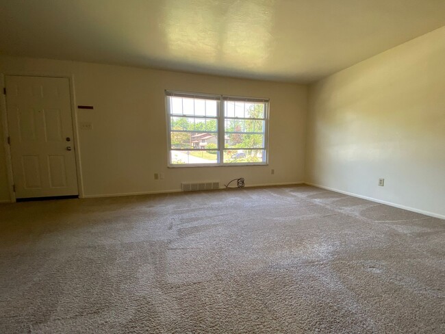 Building Photo - Magnificent 3 Bedroom Townhome with Garage...