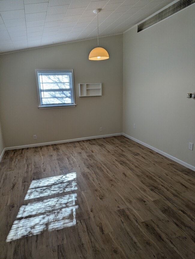 Building Photo - 635 E Grove Ave