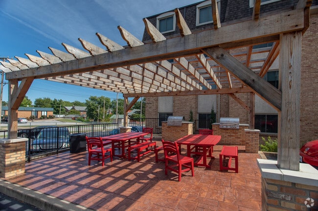 Picnic Area - Park Clayton Apartments