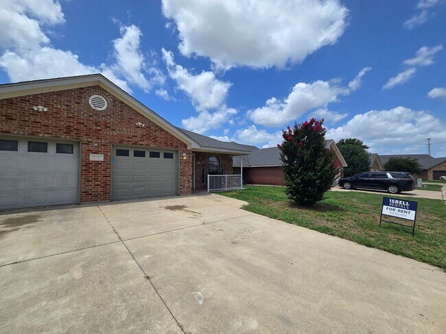 Foto del edificio - AVAILABLE NOW!